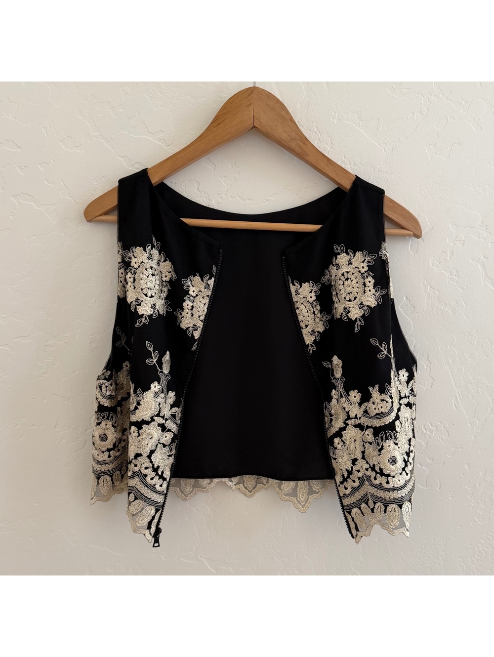 Alice + Olivia Avani Lace Trimmed Crop Embellishment Top Size 12 Black - Picture 6 of 9